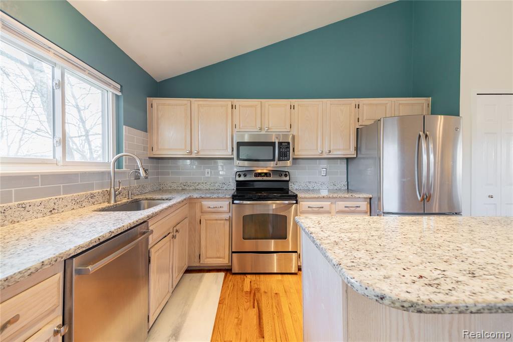 907 Huntclub Boulevard, Auburn Hills, MI 48326 — Photo 11