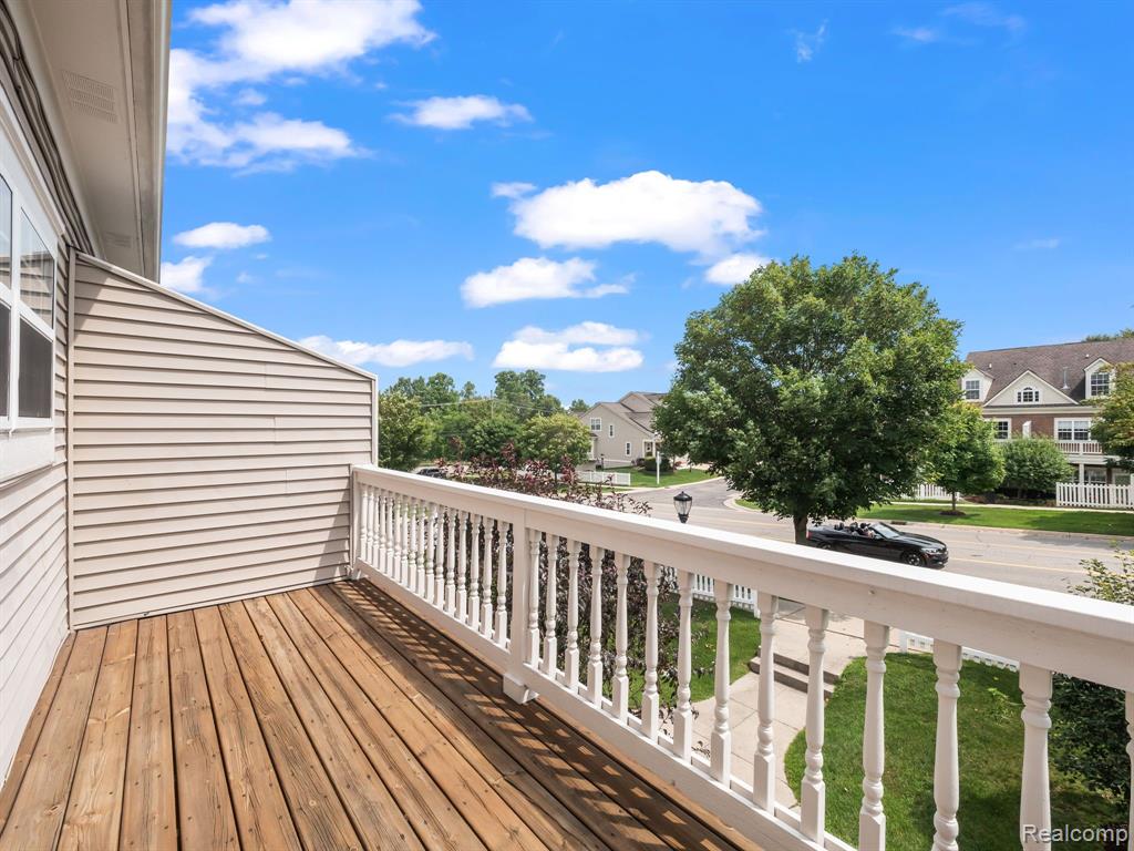 694 W BLUFF, Rochester Hills, MI 48307 — Photo 17