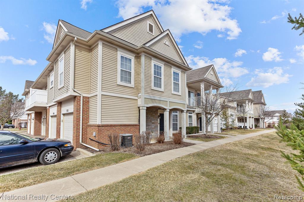 17211 Addington Drive, Commerce Twp, MI 48390 — Photo 2