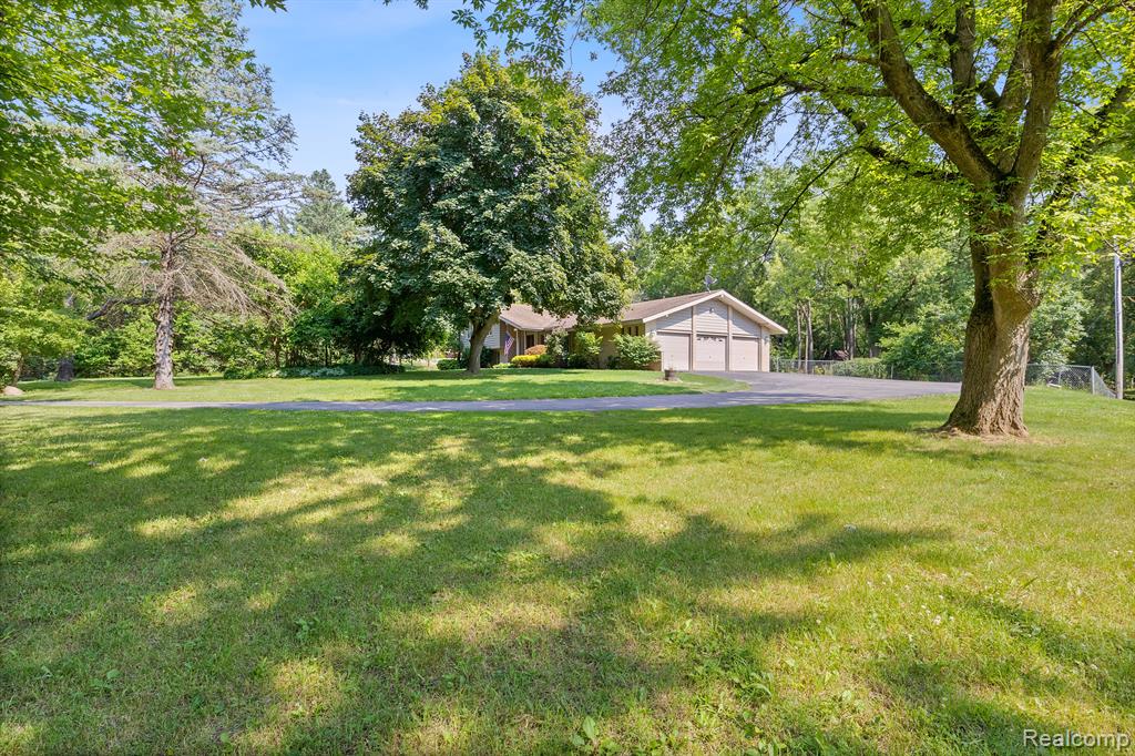 54655 PONTIAC Trail, Milford, MI 48381 — Photo 48