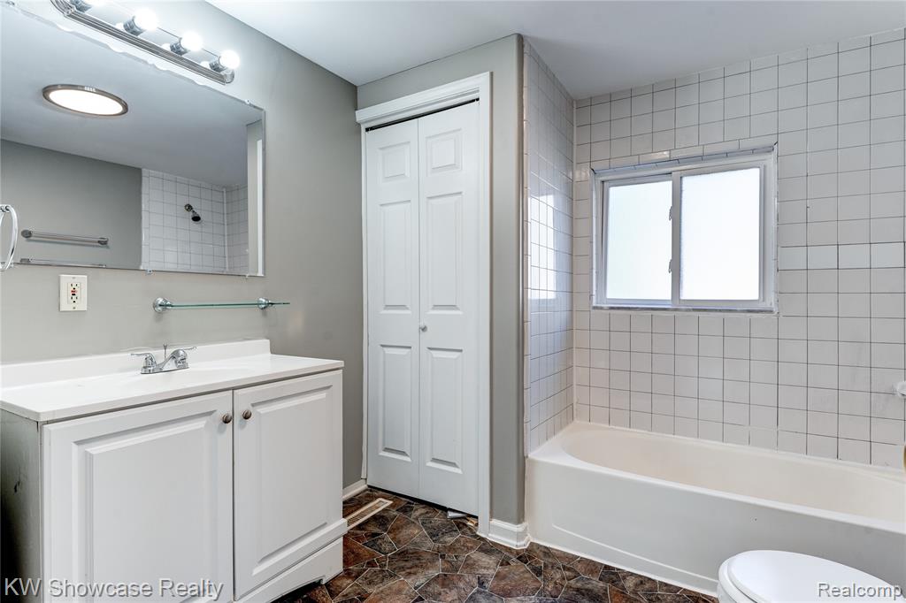 3033 Cass Lake Avenue, Keego Harbor, MI 48320 — Photo 14