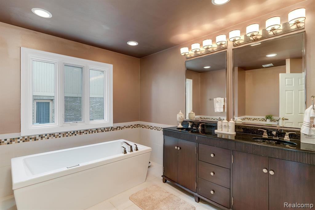 5035 Oakbrooke Drive, West Bloomfield, MI 48323 — Photo 20