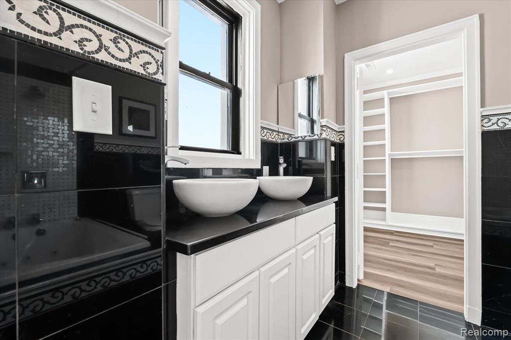 2900 E JEFFERSON Avenue S, 60-B8, Detroit, MI 48207 — Photo 24