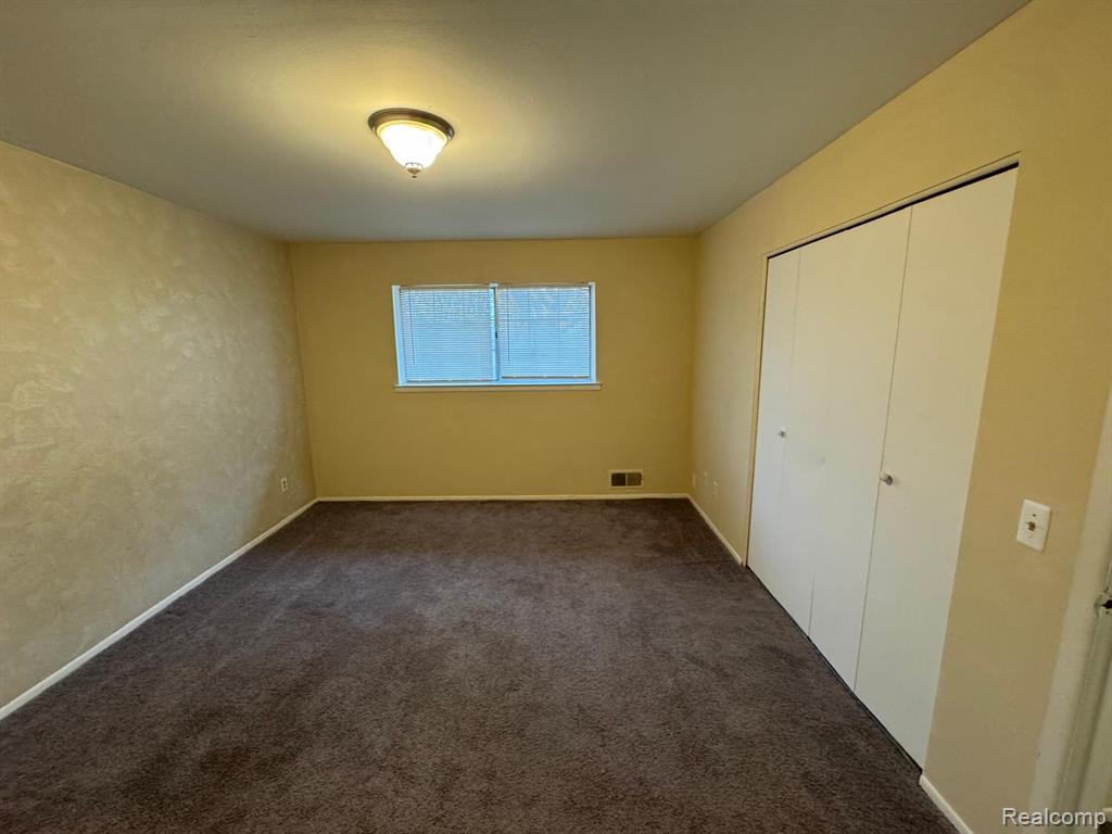 587 E Fox Hills Drive, Bloomfield, MI 48304 — Photo 12