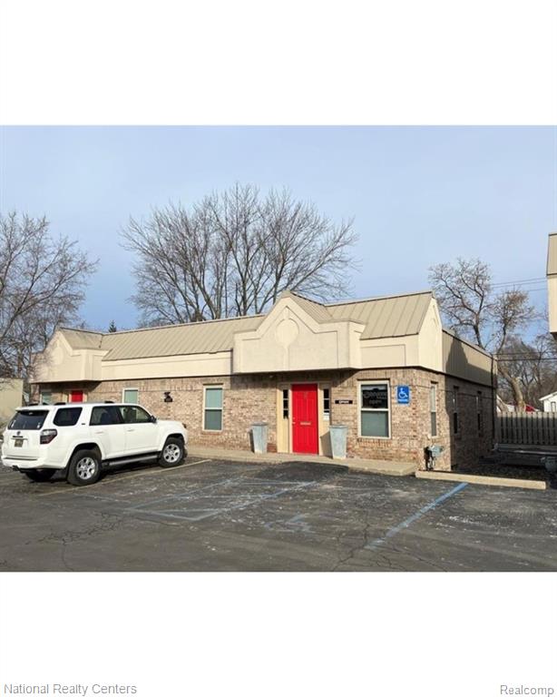 4010 W Walton Boulevard, Waterford, MI — front exterior