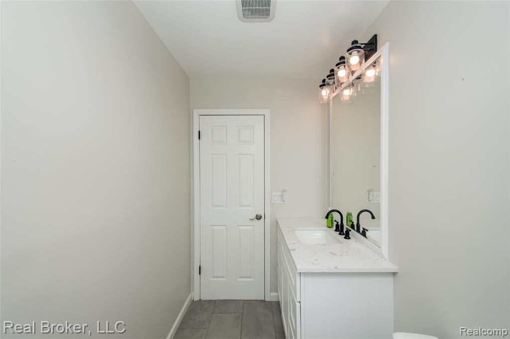 5103 Ridgetop Drive, Waterford, MI 48327 — Photo 17