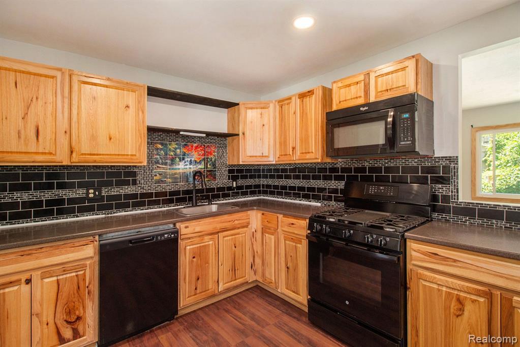 2665 LOS ANGELES Drive, Wolverine Lake, MI 48390 — Photo 7