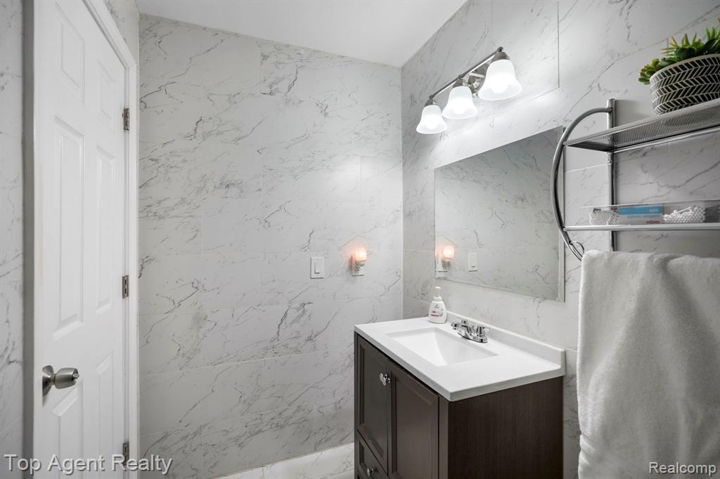 445 LEXINGTON Drive, Rochester Hills, MI 48307 — Photo 22