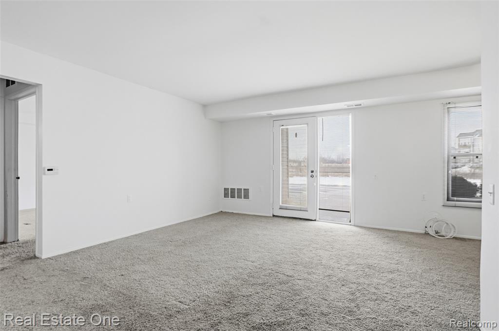 30475 W 14 Mile Road, 77, Farmington Hills, MI 48334 — Photo 2