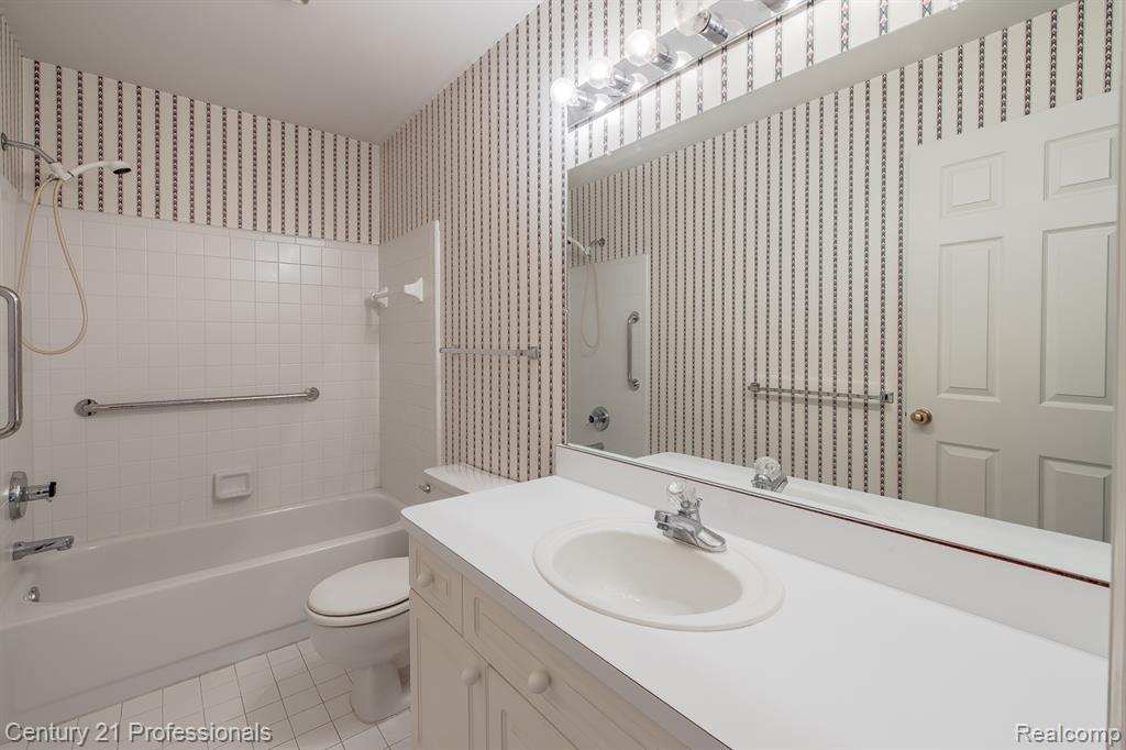 4970 Fox Chase Drive, White Lake, MI 48383 — Photo 37