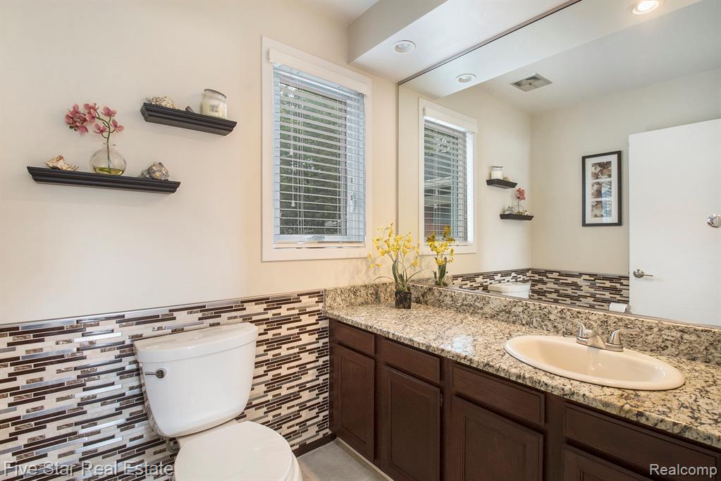 7025 Dandison Boulevard, West Bloomfield, MI 48324 — Photo 25