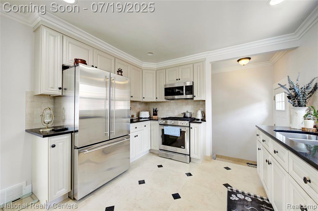 8126 Dale Street, Dearborn Heights, MI 48127 — Photo 16