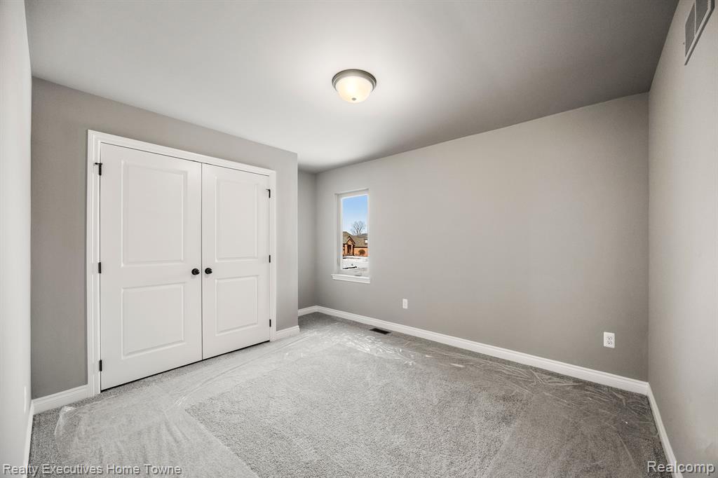53972 CARRIGAN Drive, New Baltimore, MI 48047 — Photo 33