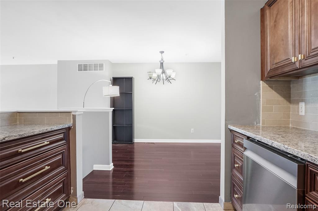 464 Old Pine Way, Walled Lake, MI 48390 — Photo 11