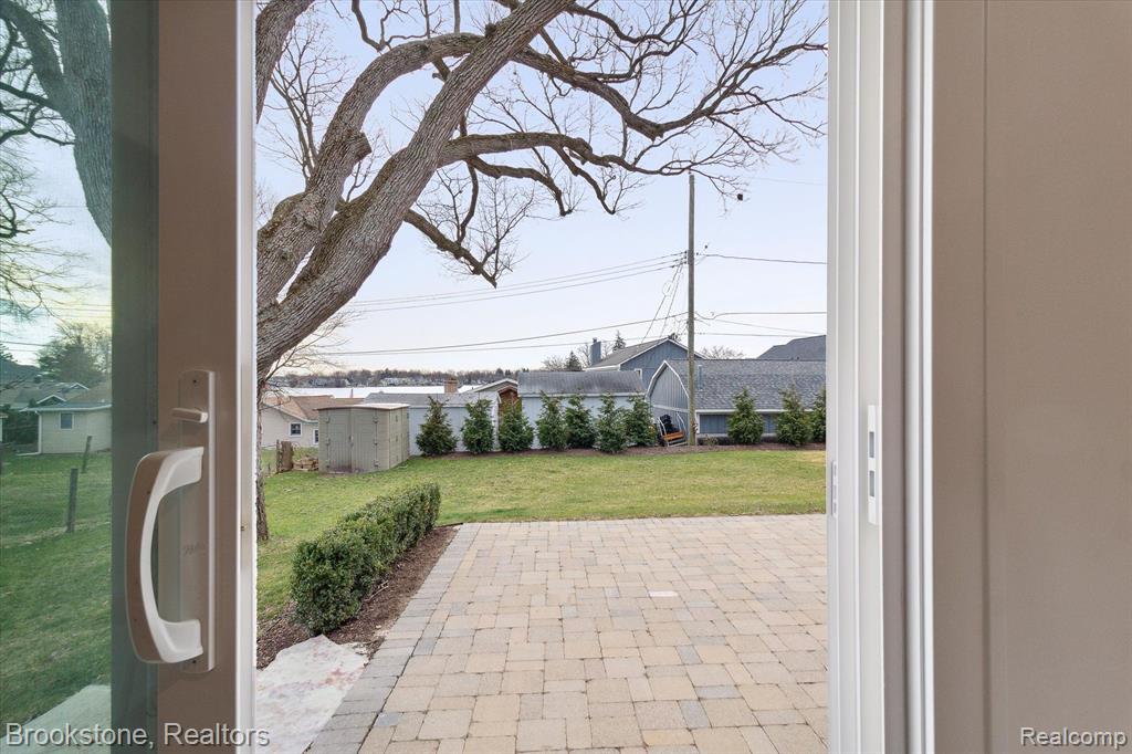633 DETROIT Avenue, Lake Orion, MI 48362 — Photo 16