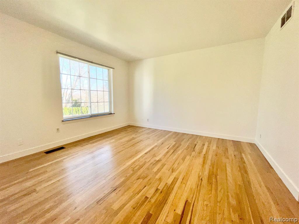 483 FOX HILLS Drive N, Bloomfield Hills, MI 48304 — Photo 18