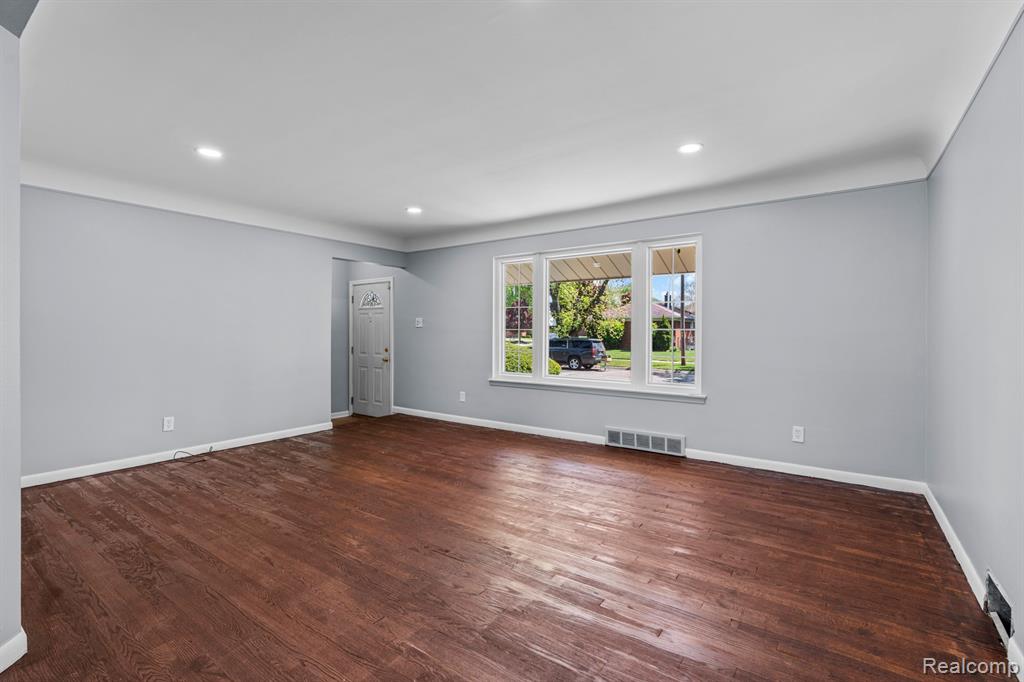8631 WHITEFIELD Street, Dearborn Heights, MI 48127 — Photo 3