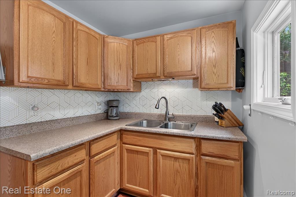836 Pine Tree Road W, Lake Orion, MI 48362 — Photo 10