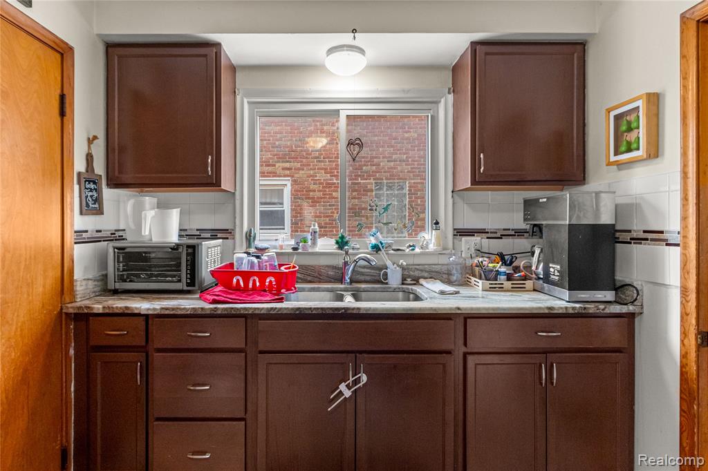8174 Helen, Center Line, MI 48015 — Photo 9