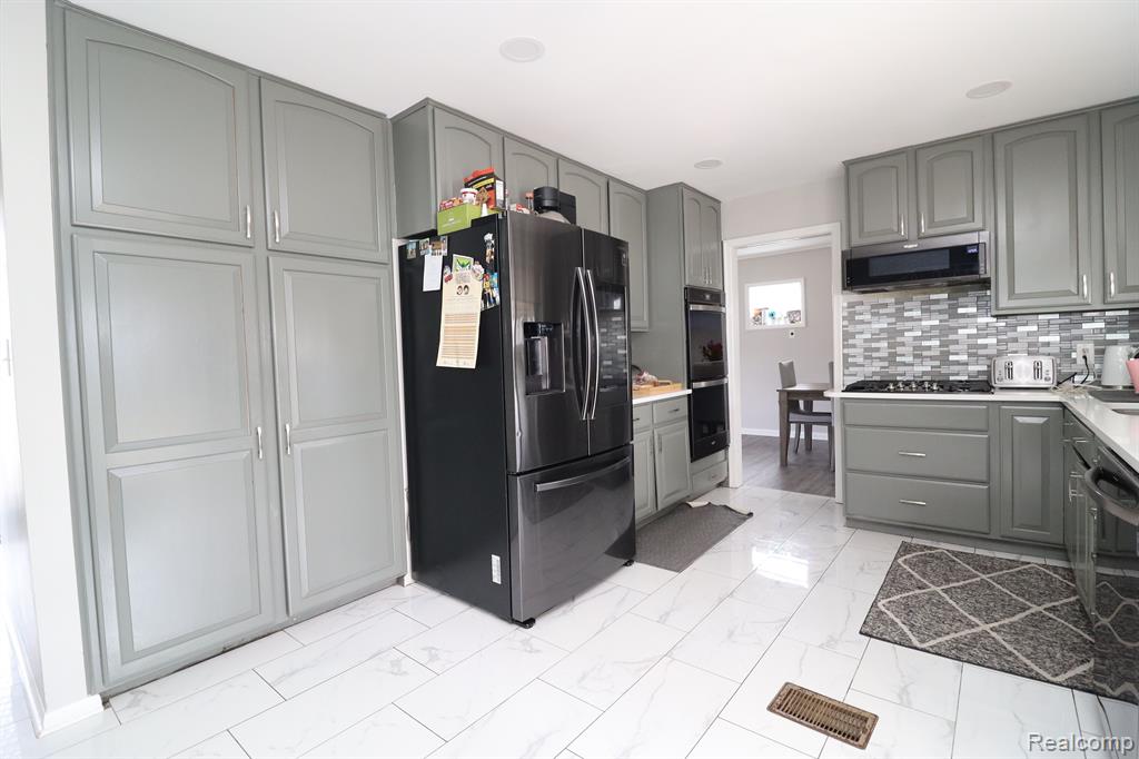 693 CRONIN Drive, Dearborn Heights, MI 48127 — Photo 9