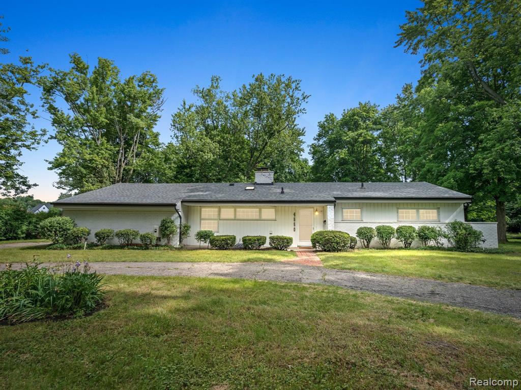 4550 W MAPLE Road, Bloomfield Hills, MI 48301 — front exterior