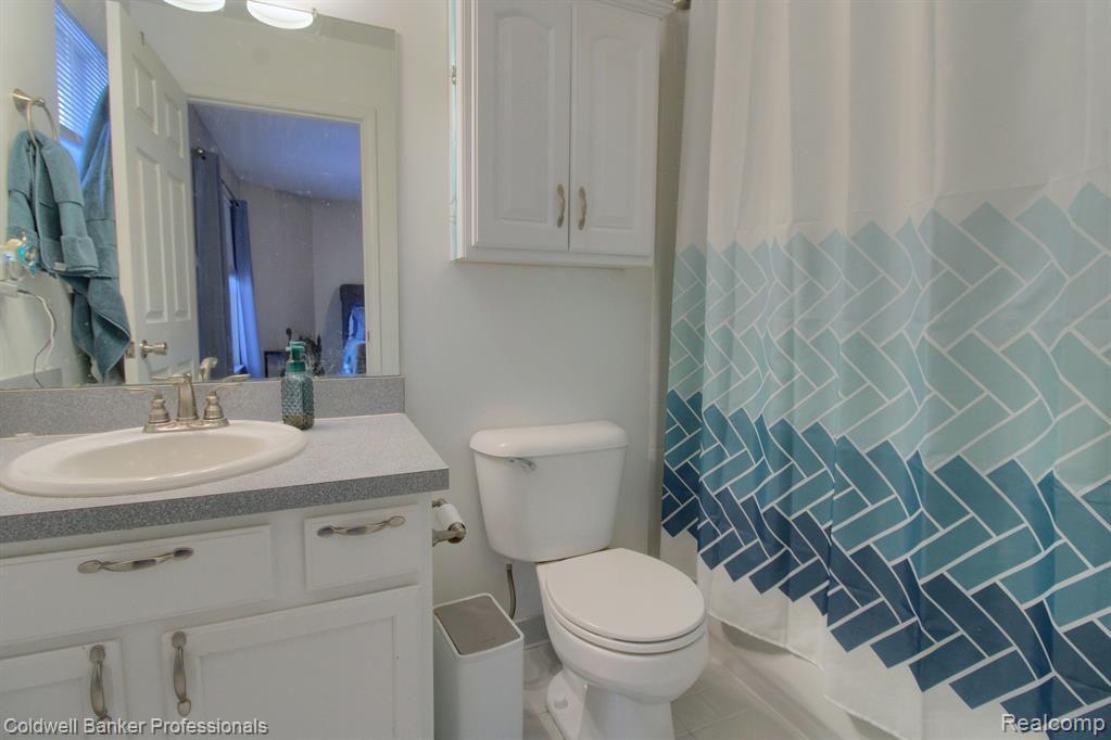 6647 ROBINDALE Drive, Ypsilanti, MI 48197 — Photo 20