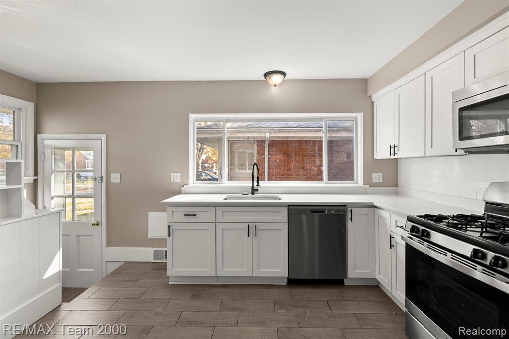 20602 Kenmore Avenue, Harper Woods, MI 48225 — Photo 9