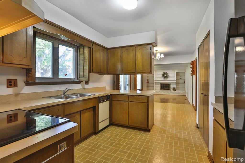 4251 WASHINGTON CRESCENT Drive, Troy, MI 48085 — Photo 8