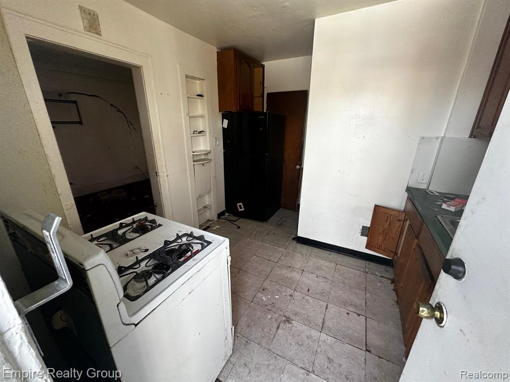 9326 Ward Street, Detroit, MI 48228 — Photo 18
