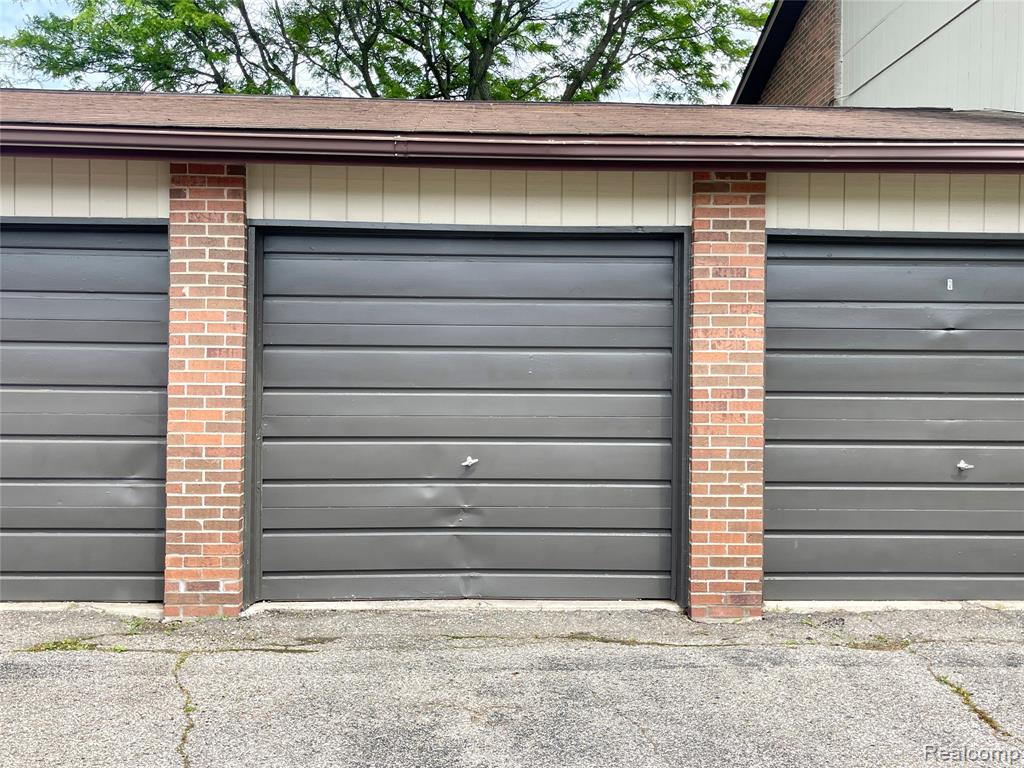 33765 Pondview Circle, Livonia, MI 48152 — Photo 24