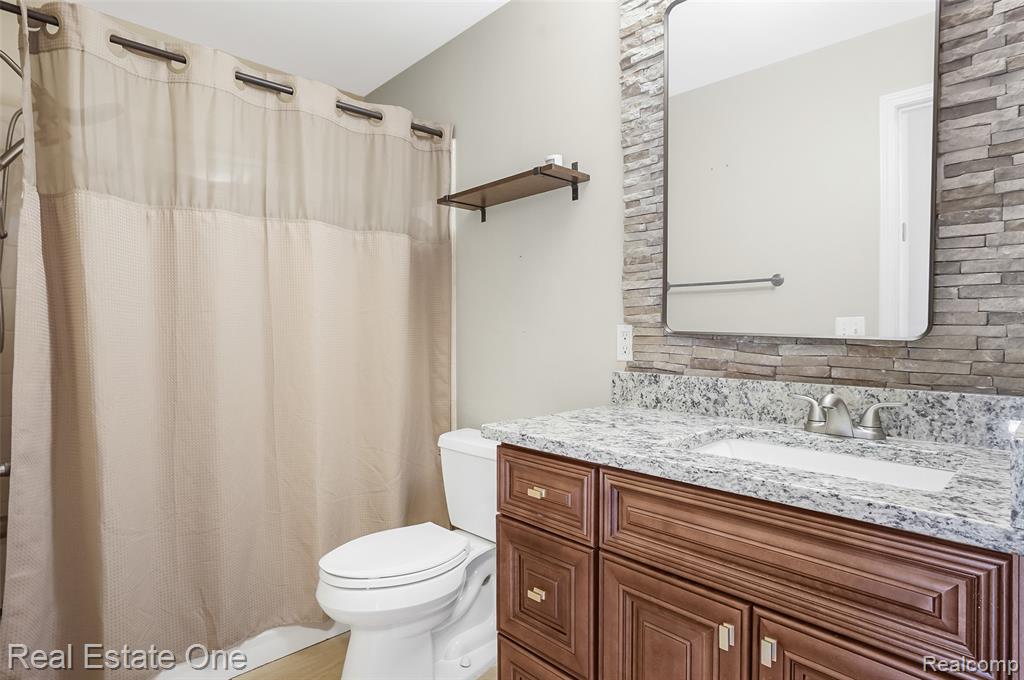 464 Old Pine Way, Walled Lake, MI 48390 — Photo 18