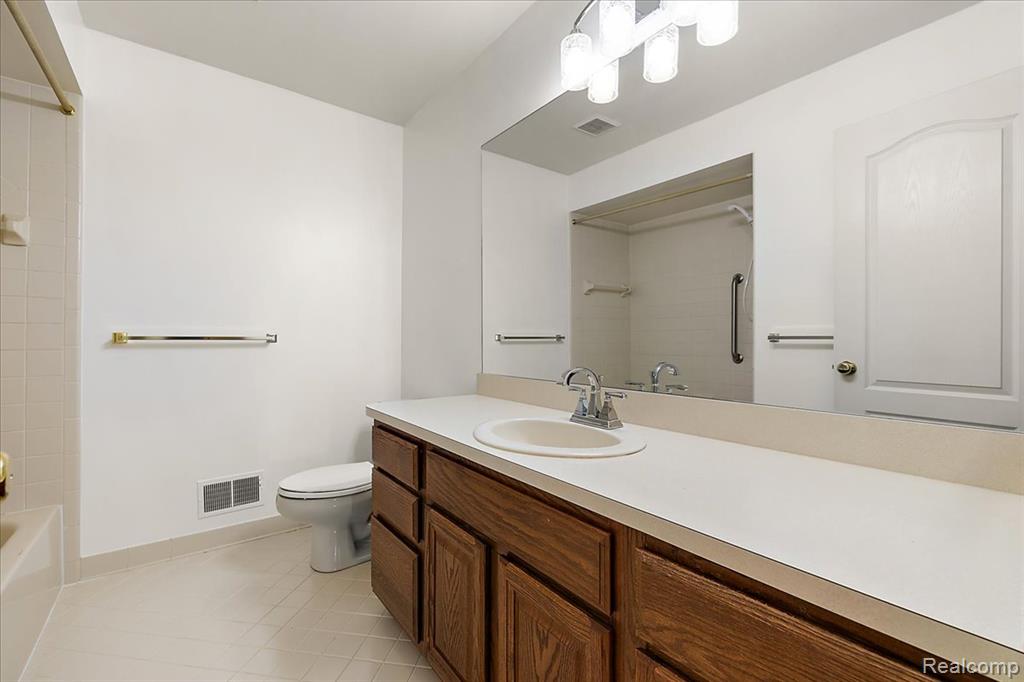 53629 WAYBURN Court, Utica, MI 48315 — Photo 35
