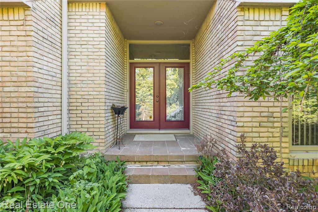 5000 Mirror Lake Court, 19, West Bloomfield, MI 48323 — Photo 2