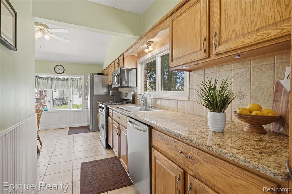 423 Shady Oaks Street, Lake Orion, MI 48362 — Photo 10