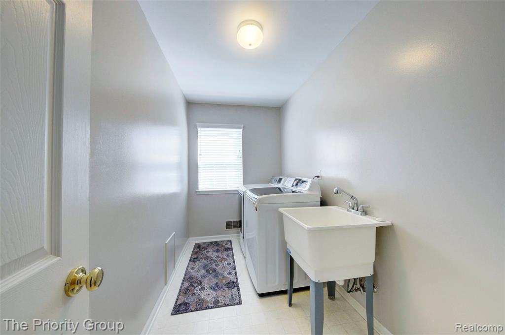 6083 Village Court, Clarkston, MI — Photo 43