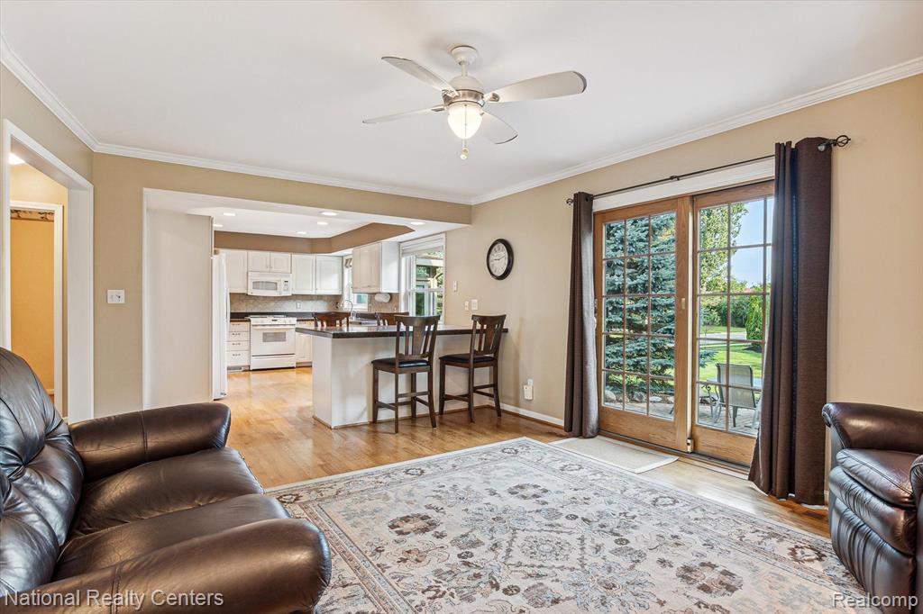 42372 COTSWOLD Court, Northville, MI 48168 — Photo 17