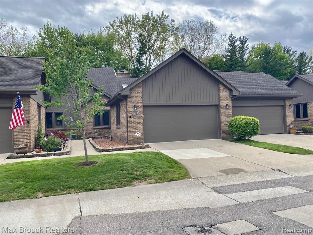 16226 PINE RIDGE Drive, Fraser, MI 48026 — Photo 2