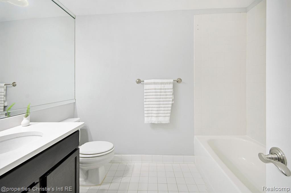 3320 Spinnaker Lane, 2E, Detroit, MI 48207 — Photo 14