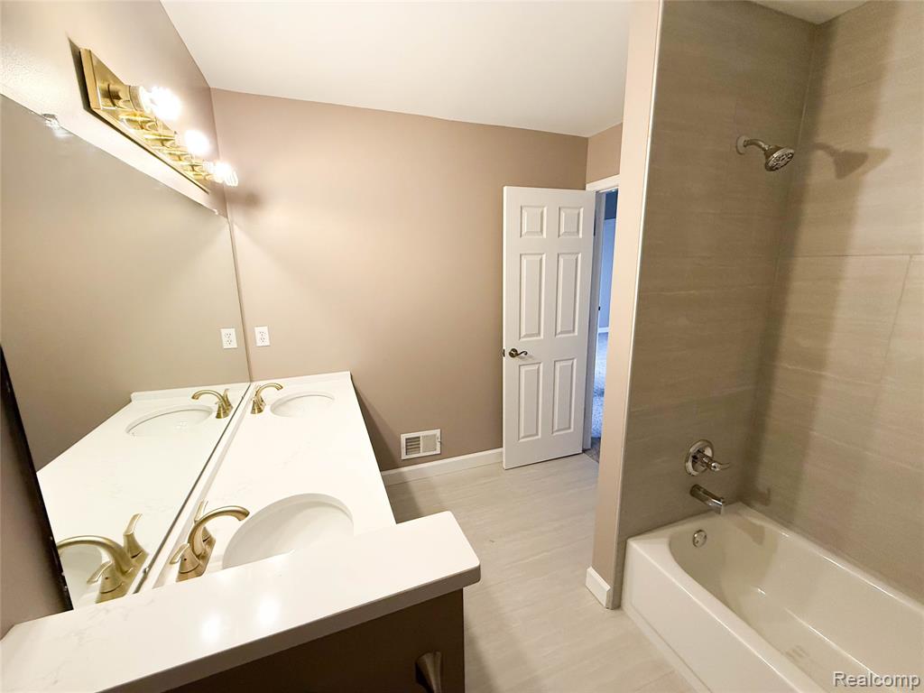 942 Linden Way, Auburn Hills, MI 48326 — Photo 17