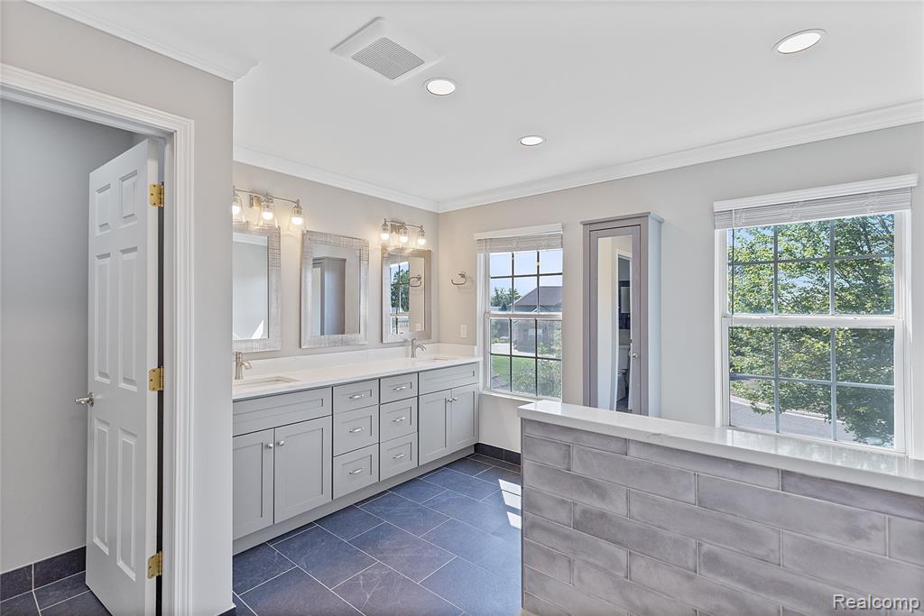 4360 Carriage Hill Court, Oakland, MI 48306 — Photo 37