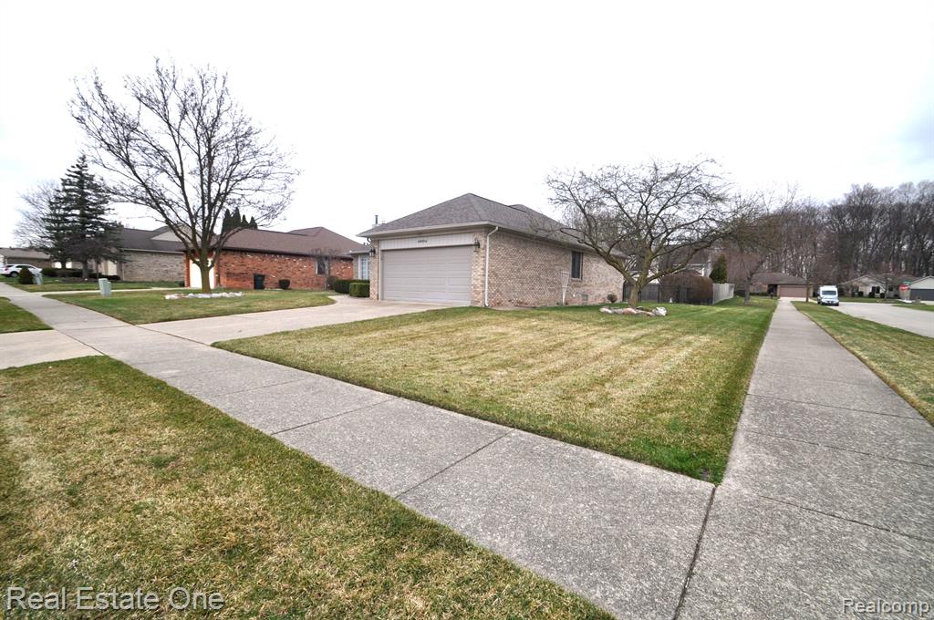 46654 SPRINGHILL Drive, Utica, MI 48317 — Photo 37