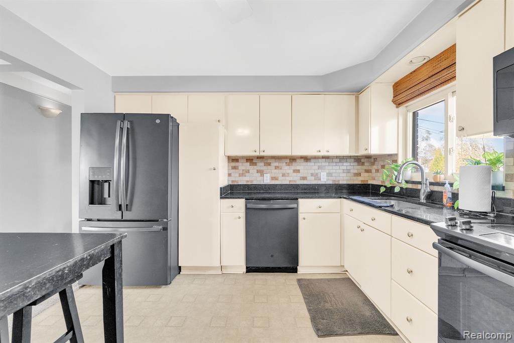 8133 Southfield Drive, Shelby Twp, MI 48316 — Photo 14