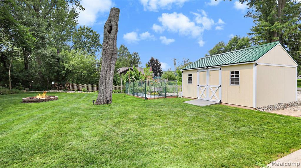 8635 N ESTON Road, Clarkston, MI 48348 — Photo 32