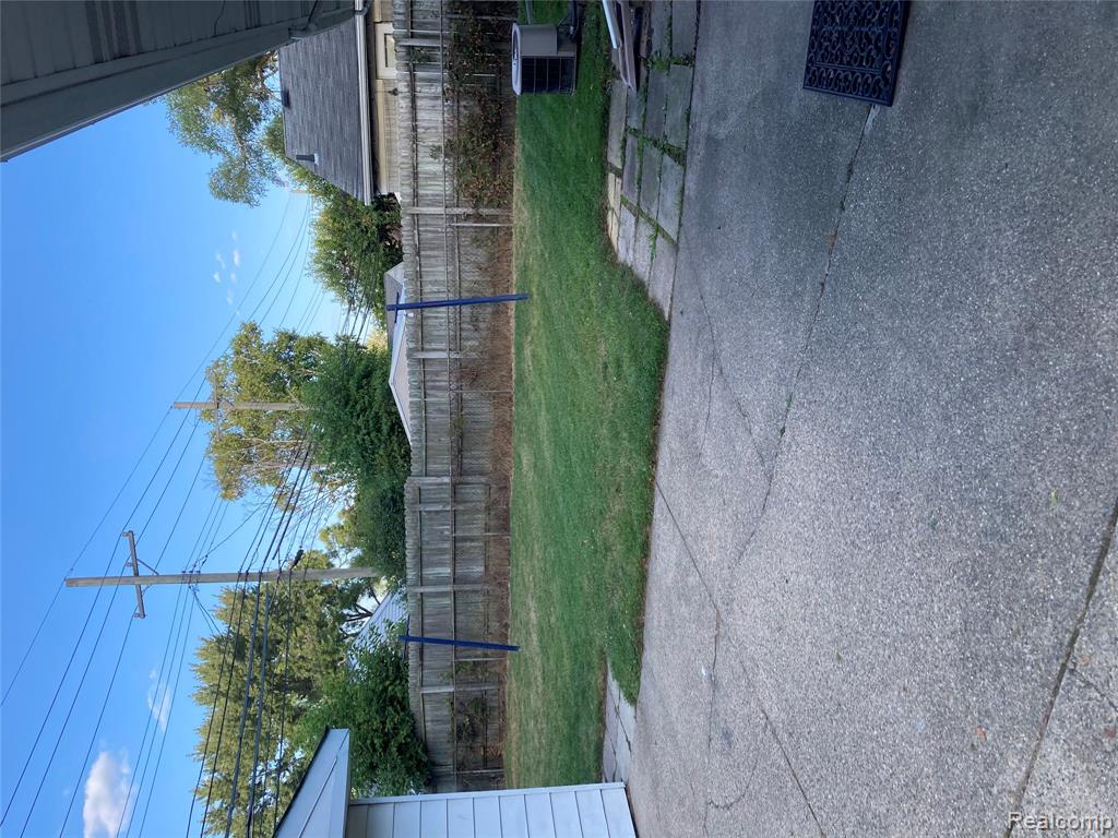 931 E Kalama Avenue, Madison Heights, MI 48071 — Photo 6