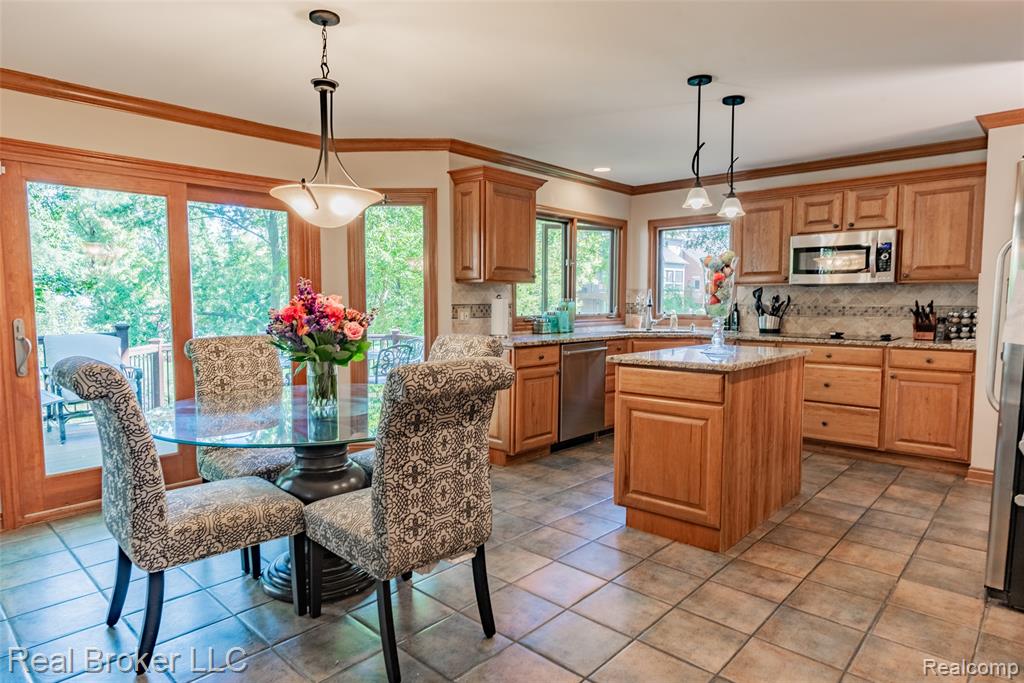 816 Seager Street, Commerce Twp, MI 48390 — Photo 9
