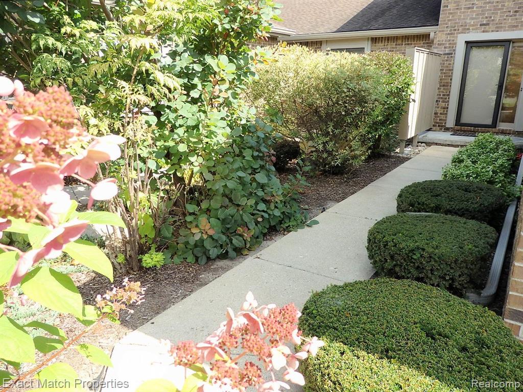 6896 NORTHCREST Way E, 15, Clarkston, MI — Photo 13
