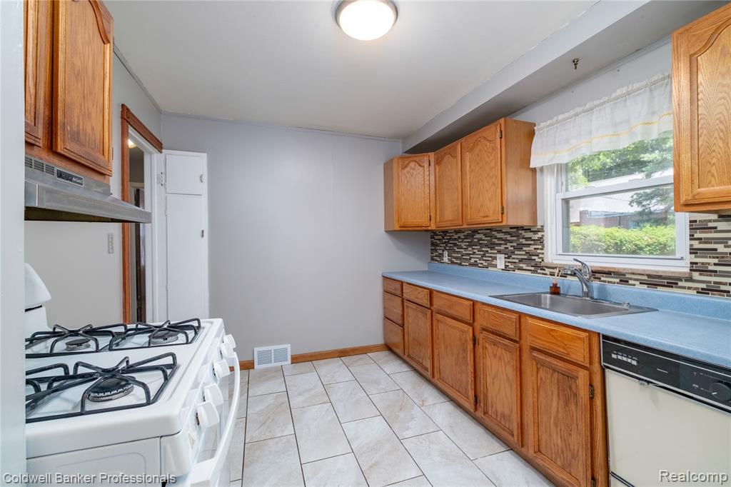 9388 Salem, Redford, MI 48239 — Photo 7