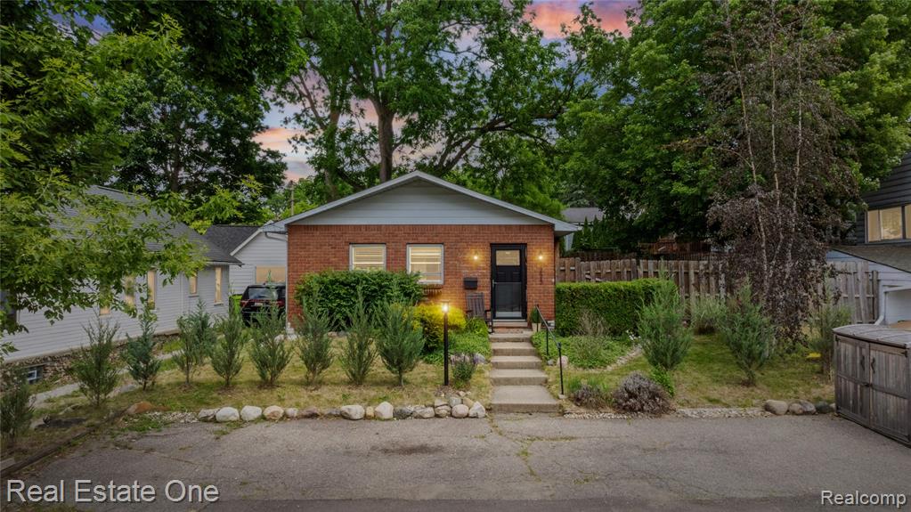 225 1st Street, Fenton, MI 48430