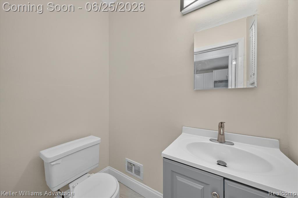 21681 Sussex Street, Oak Park, MI 48237 — Photo 32