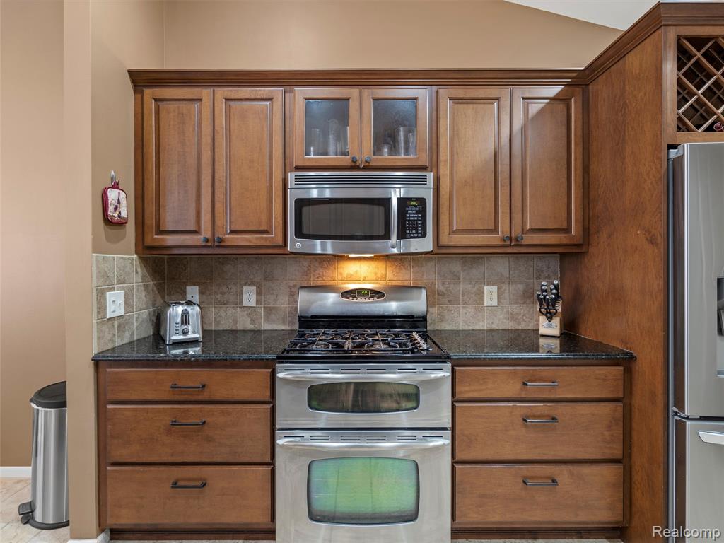 56714 Winding Creek Drive, Macomb, MI 48042 — Photo 9